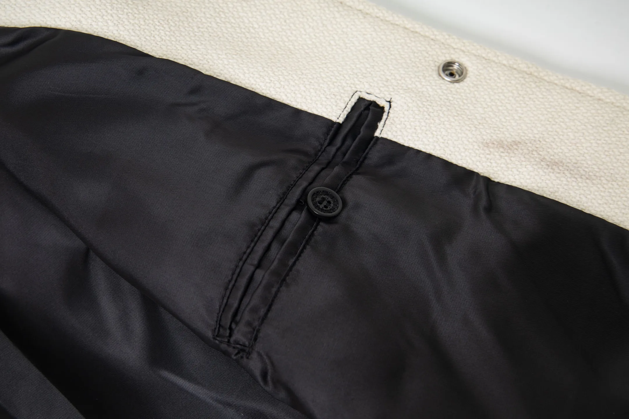 P520 wool version. High version ready in stock. Saint Laurent Paris slp classic leather patchwork black and white baseball collar jacket. The original version is 1:1 to develop the highest version on the Internet. It took 2 months to customize pure wool fabric and jacquard ribbing (ordinary machines cannot achieve this jacquard effect). The version is super handsome. The patchwork position is very particular about parking technology. Whether the whole dress looks good depends on the position 46-48-50-52.